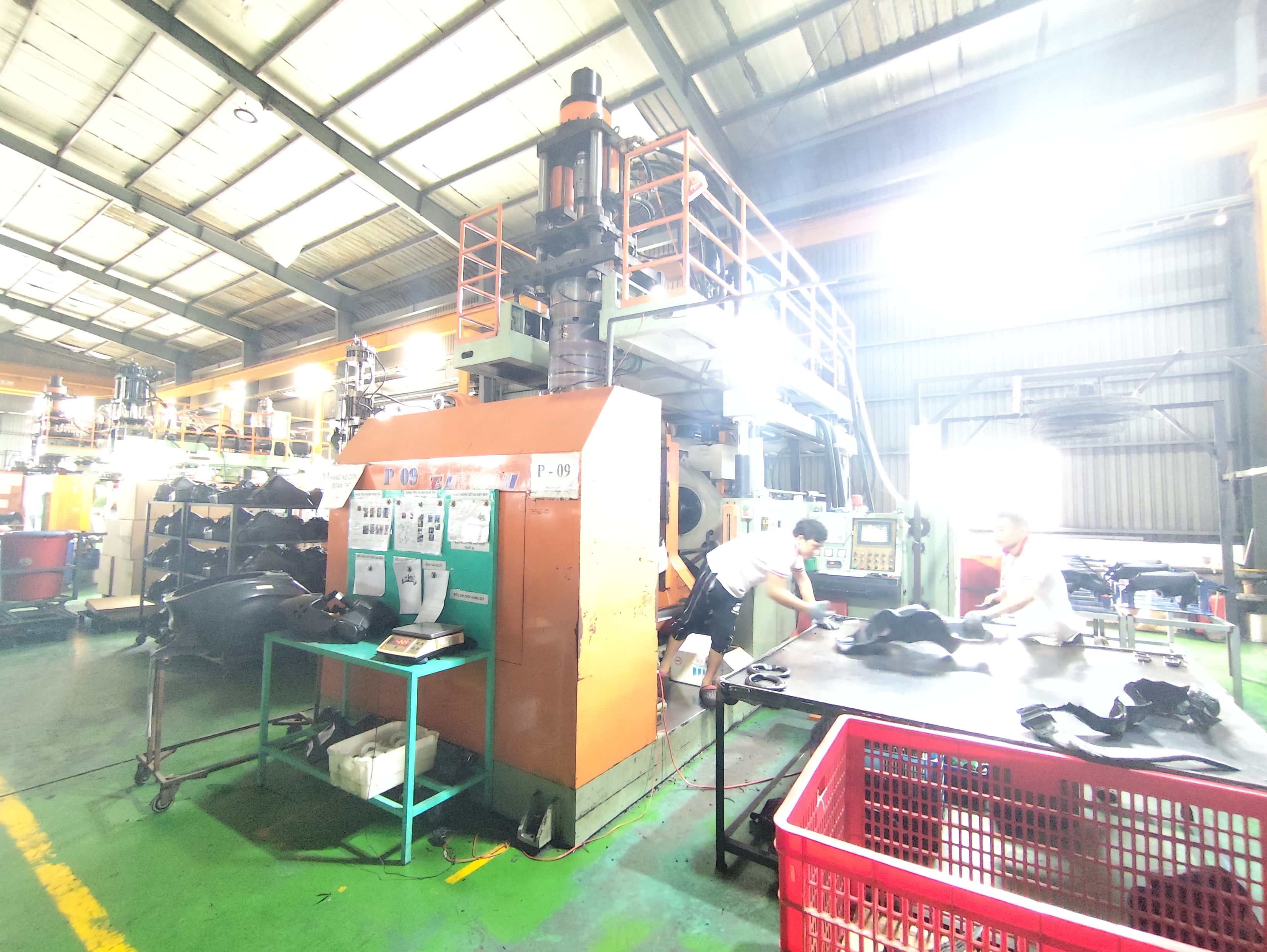 Automatic blow molding machine 3